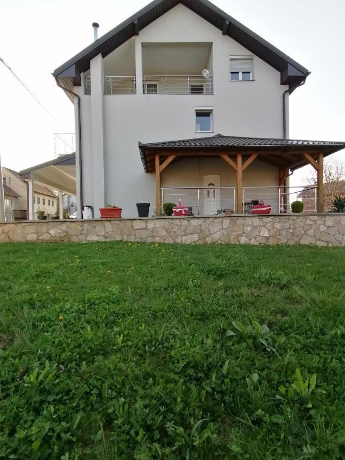 Guest House Mylan Licko Petrovo Selo Exterior foto
