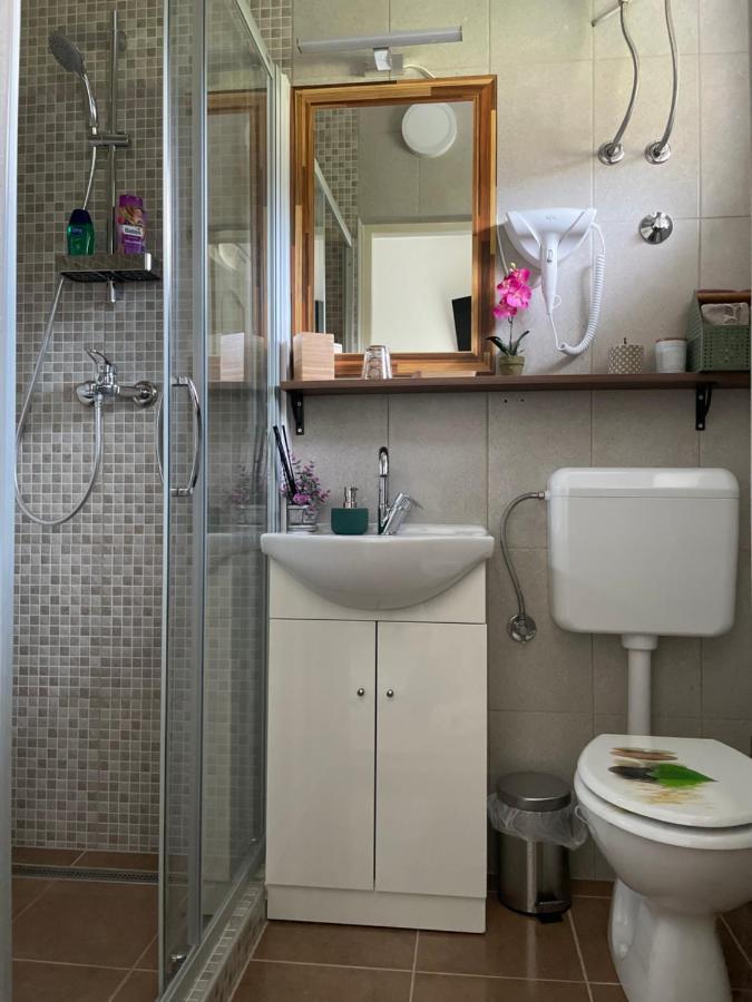 Guest House Mylan Licko Petrovo Selo Exterior foto